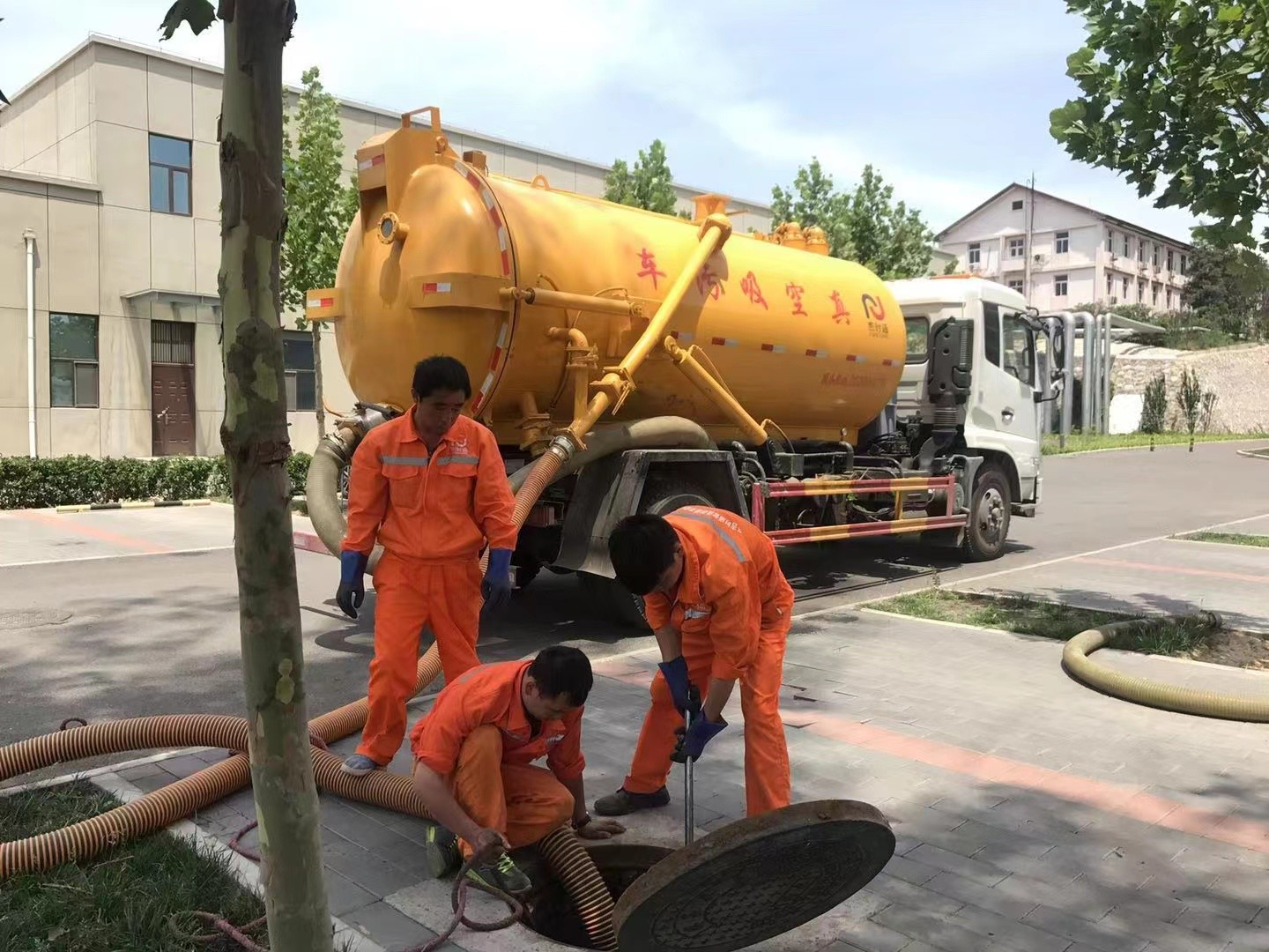 许昌管道疏通车停在窨井附近