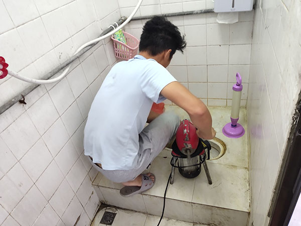 许昌管道堵塞冒臭气 专业师傅现场解决问题
