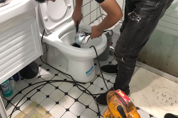 许昌马桶堵塞自己疏通还是找师傅?专业上门服务让你省时更省心